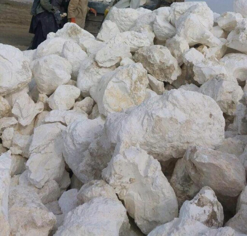 Cryptocrystalline magnesite (MgCO3) is a form of magnesite with extremely low levels of silica, iron, and heavy metals, typically white in color. RMA (Raw Magnesite Milled) is a milled magnesite product with 90% MgO content when ignited, primarily used in the production of ceramics, such as tiles.